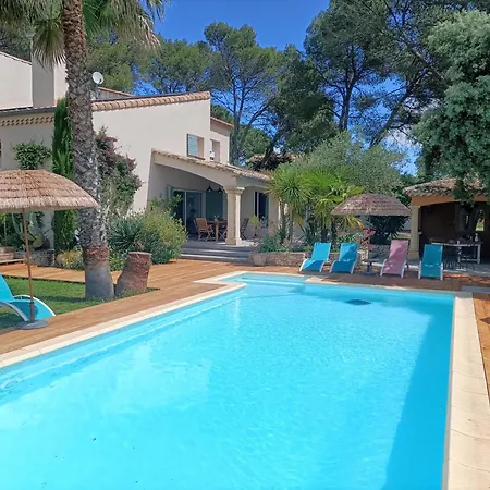 Sous Les Pins Bed & Breakfast *