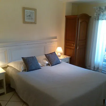 Sous Les Pins Bed & Breakfast *