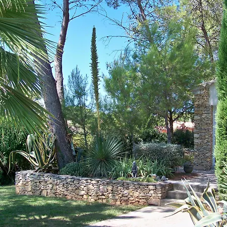 Sous Les Pins Bed & Breakfast *